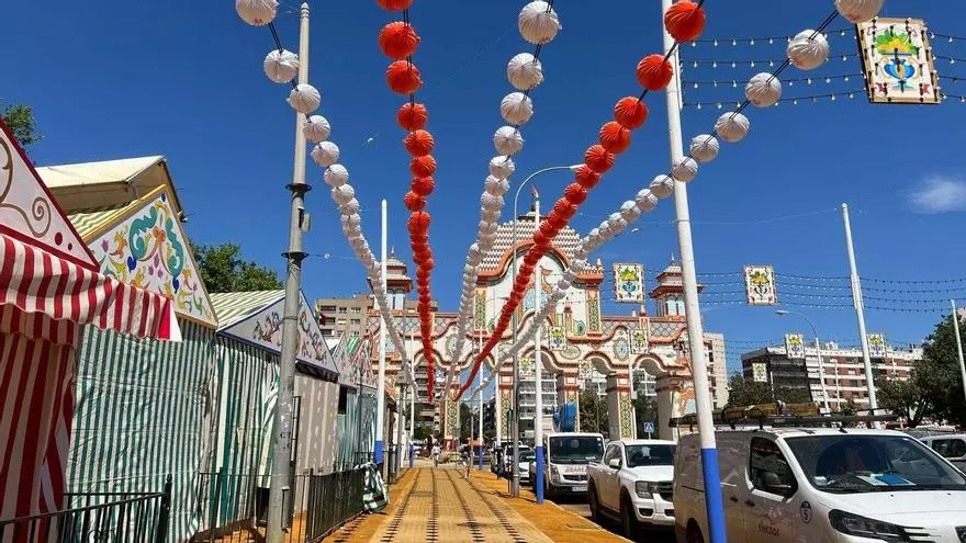 VÍDEO | Los primeros farolillos llegan a la Feria de Sevilla