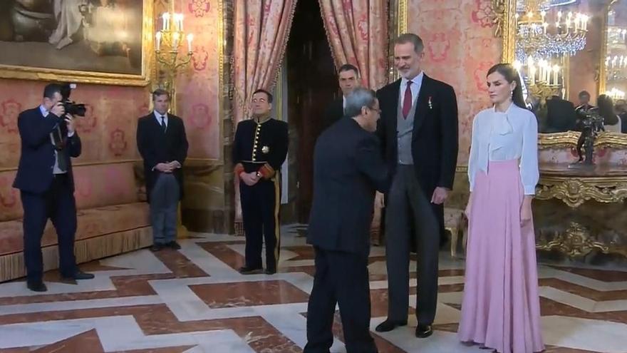 El embajador de Irán evita dar la mano a la reina Letizia.