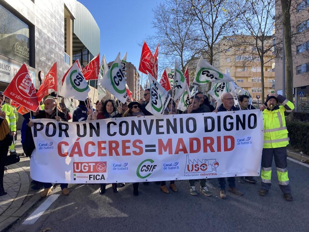 Concentración del pasado lunes a las puertas de la sede en Cáceres.