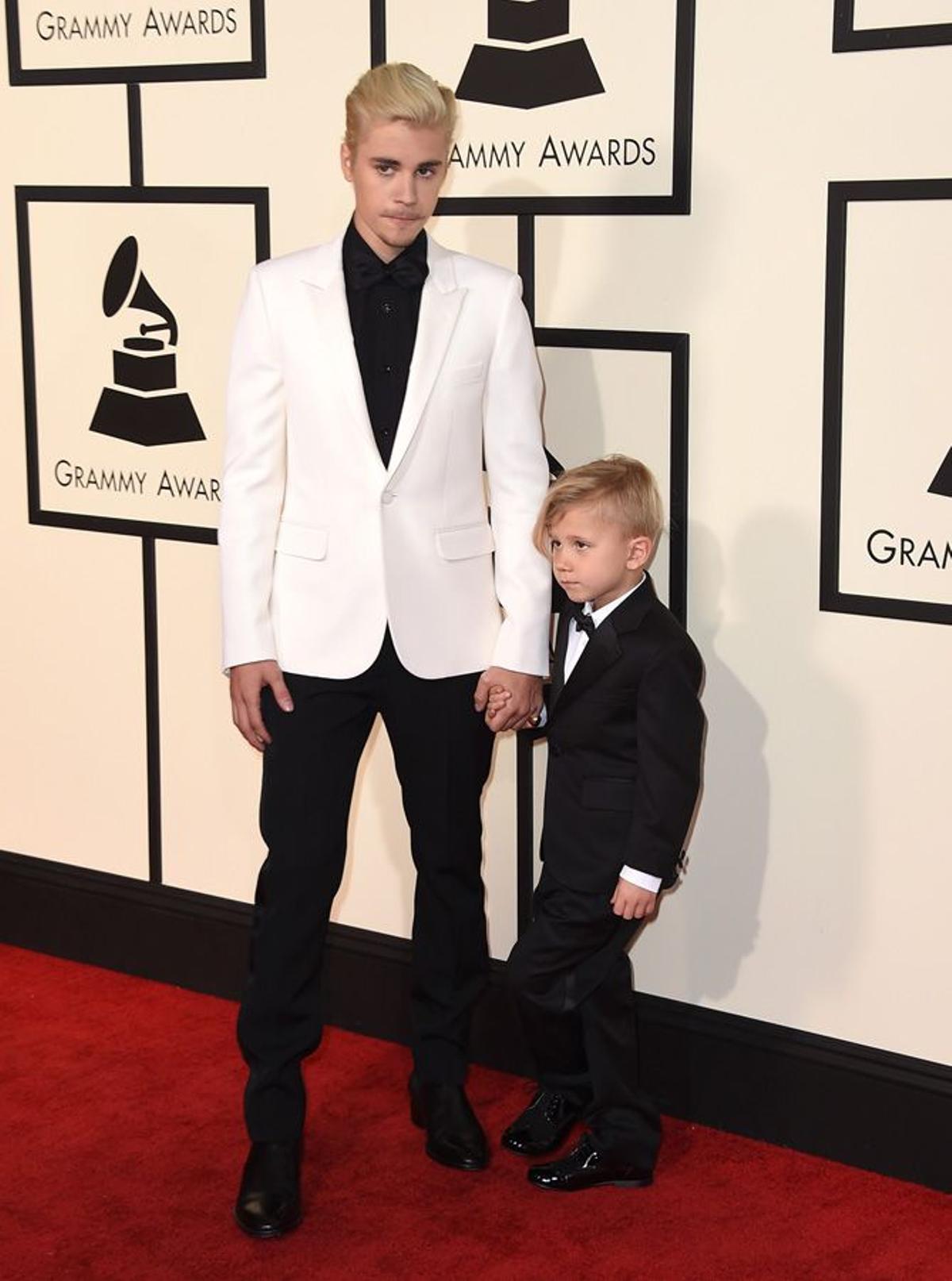Premios Grammy 2016: Justin Bieber y su hermano pequeño de Saint Laurent