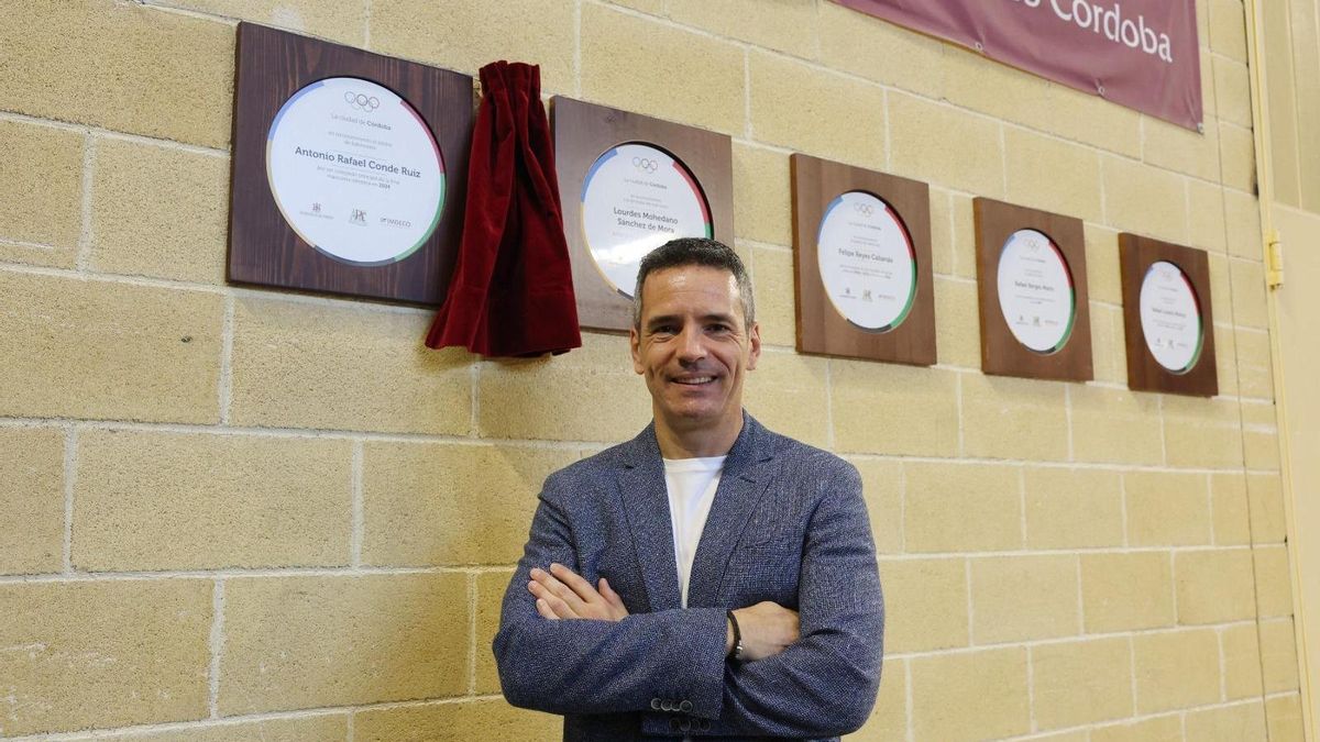 Antonio Conde, tras descubrir su placa en Vista Alegre.
