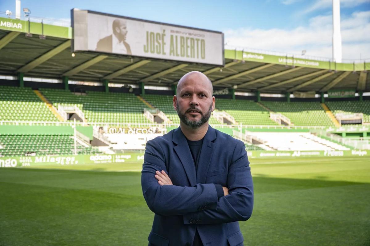 José Alberto López, entrenador del Racing de Santander, en El Sardinero.