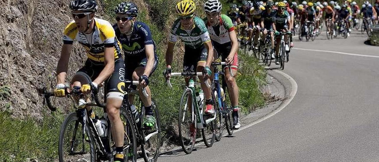 Ciclistas de la Vuelta a España de 2013, a su paso por Pola de Lena.