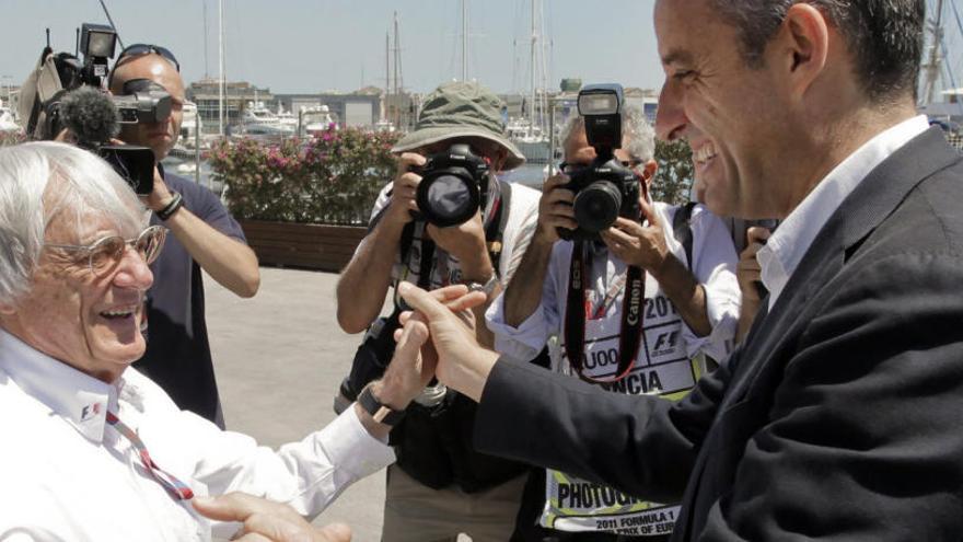 Francisco Camps saludando al británico Bernie Ecclestone