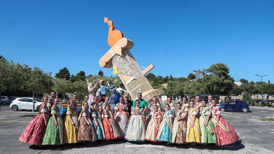 Falleras mayores y cortes de honor, con la Falla del Patrimoni y los artistas, ya en Francia.