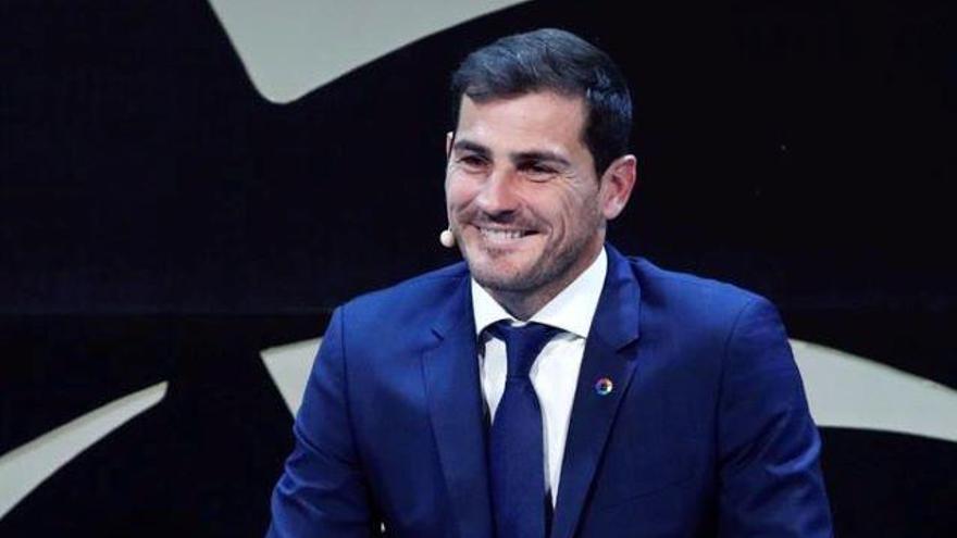 Casillas renueva hasta los 40 con el Oporto