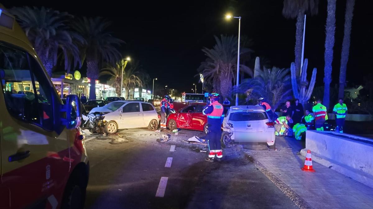 Bomberos del Consorcio de Seguridad y Emergencias de Lanzarote y sanitarios, durante la actuación tras el atropello en la Avenida Islas Canarias en Costa Teguise, este viernes