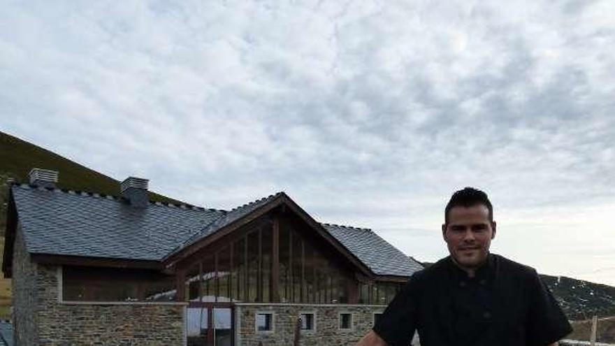 Héctor Cosmen, ante su restaurante.