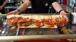 El bocadillo de medio metro que planta cara a los cierres de bares en Zamora, con las raciones más grandes de España: "Vendemos 240 bocadillos y cuestan 7 euros"