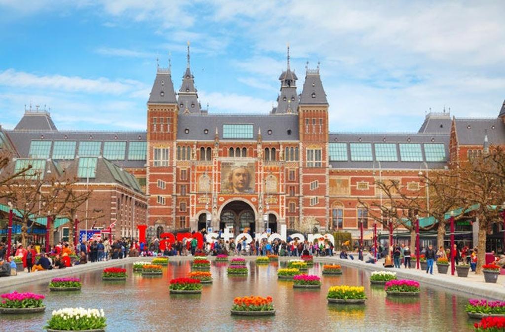 Rijksmuseum Amsterdam (Holanda) Acoge una de las mejores pinacotecas del mundo, sobre todo en obras del Siglo de Oro holandés.