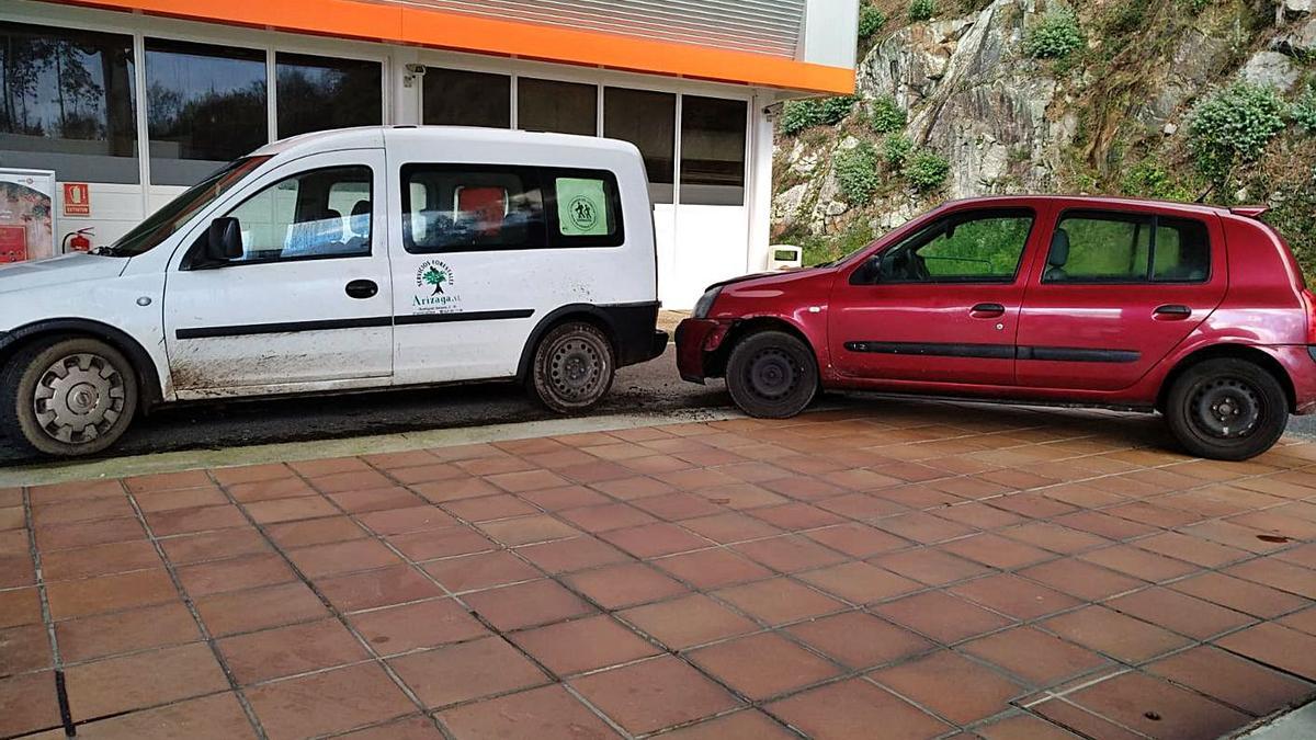 El coche del investigado, tras impactar por detrás contra una furgoneta aparcada. |