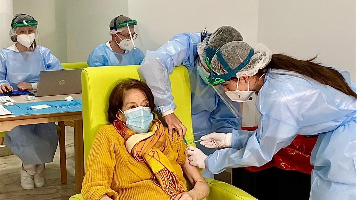 María Ana Ciancio Lesmes, de 86 años, primera persona en vacunarse contra el COVID en el área sanitaria de Pontevedra-O Salnés. 29 diciembre 2020. Diego Doval