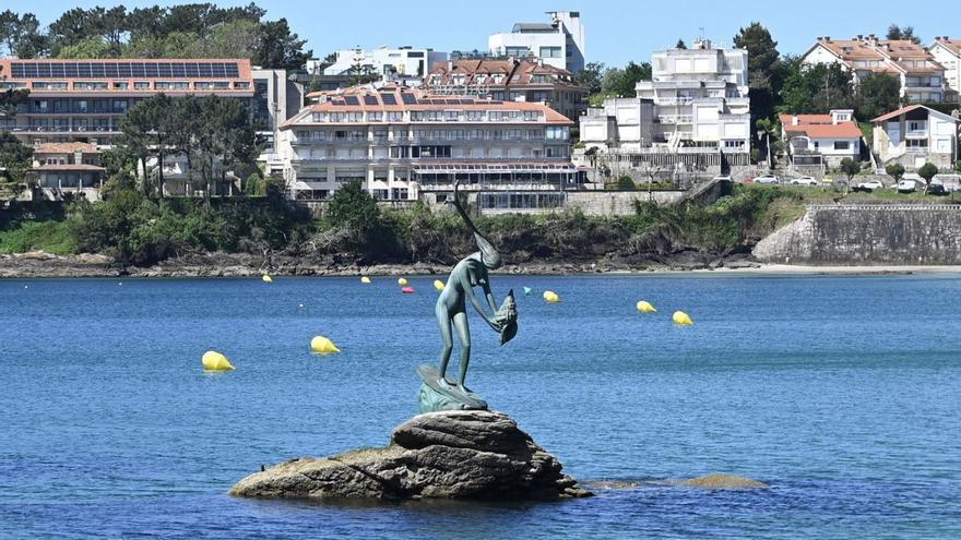 Foto de este lunes de las balizas instaladas en la playa de Silgar de Sanxenxo.