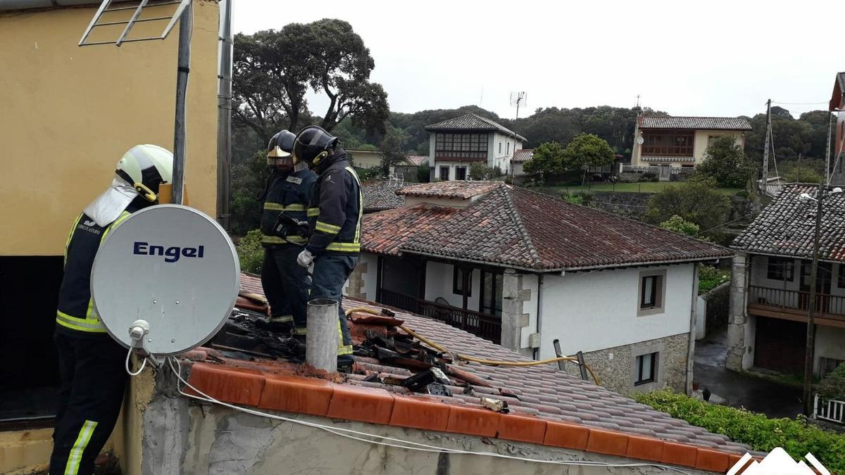 Los Bomberos, durante su intervención en Barro