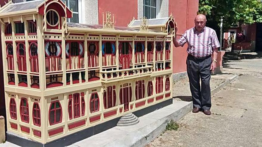 Manuel Sánchez Silva, con la réplica de La Terraza que adorna el jardín de su casa de Carnoedo .