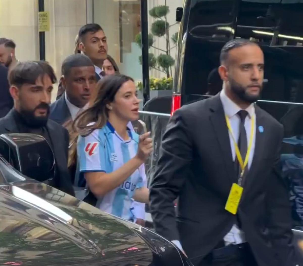 Elena Pina, amiga de Georgina, vistió la camiseta del Málaga CF en Nueva York.