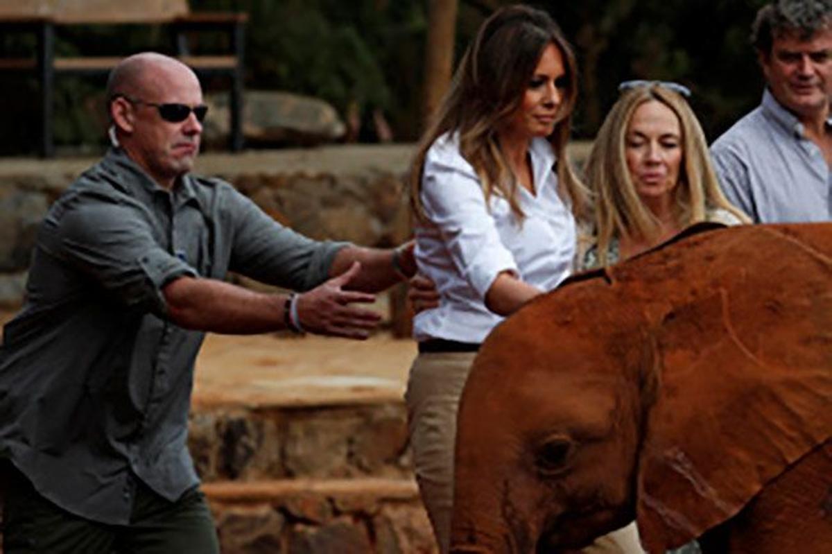 Melania Trump con camisa blanca en Kenia