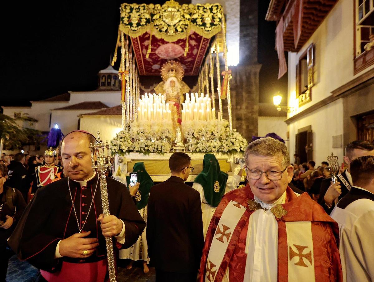 El obispo de Tenerife, Eloy Santiago, a la izquierda, junto al vicario episcopal para Santa Cruz y párroco de La Concepción, Juan Manuel Yanes.