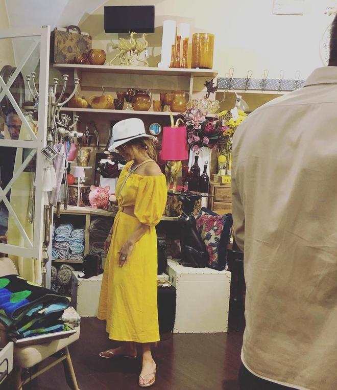 Jennifer Lopez con vestido amarillo durante su luna de miel