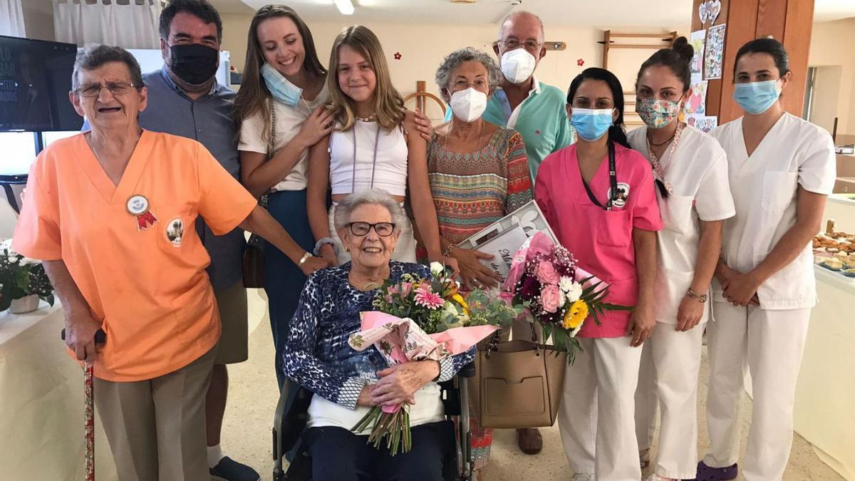 Emérita López celebra su centenario en la residencia de Valdés | REPRODUCCIÓN S. ARIAS