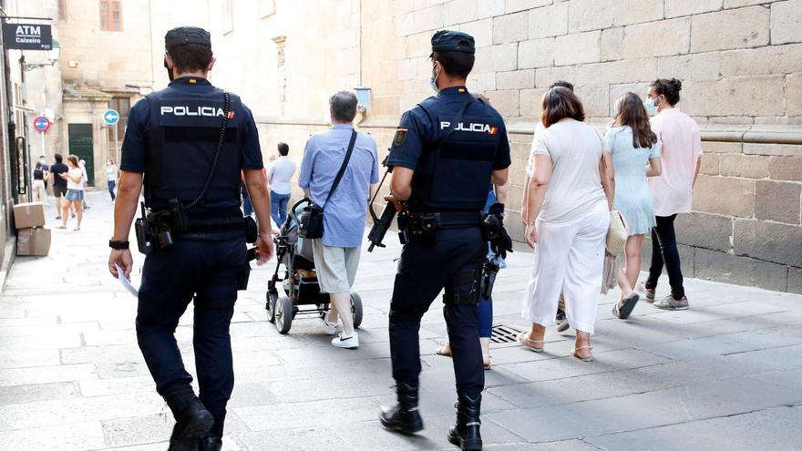 Seguridad. Agentes de la Policía Nacional realizan labores de vigilancia en el casco histórico, durante las Fiestas del Apóstol 2020. Foto: A. Hernández