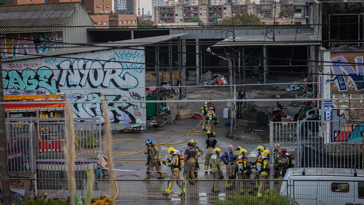 Barcelona 18/10/2021 BArcelona Incendio en nave abandonada en Hospitalet de Llobregat. El fuego ya ha sido sofocado pero los bomberos aún siguen con las inspecciones de seguridad para asegurar la seguridad del entorno. AUTOR: JORDI OTIX