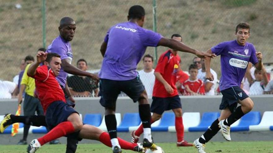 Los jugadores del Málaga, durante el amistoso ante el Estepona.
