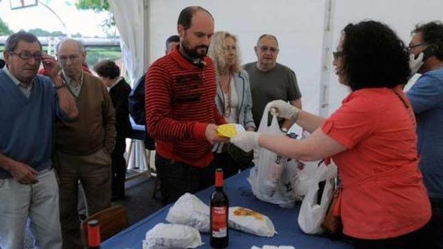 Vecinos de Villamiana recogen el bollo y el vino durante una edición anterior de las fiestas