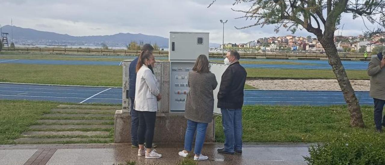 Freire y técnicos ante uno de los nuevos cuadros eléctricos.