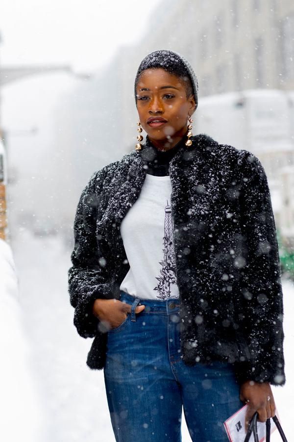 Street Style NY: abrigo de pelo negro