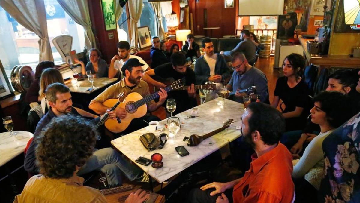 Músicos tocando y cantando rebétiko en el bar Absenta del Raval.