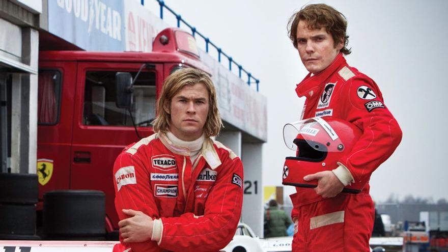 Protagonistas de la película &#039;Rush&#039;, emulando a James Hunt y Niki Lauda
