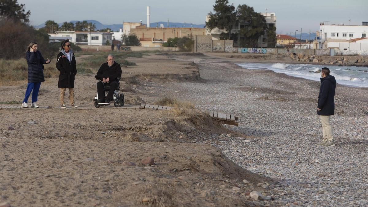 Vecinos de las playas del norte de Sagunt, en la costa de la Malvarrosa.