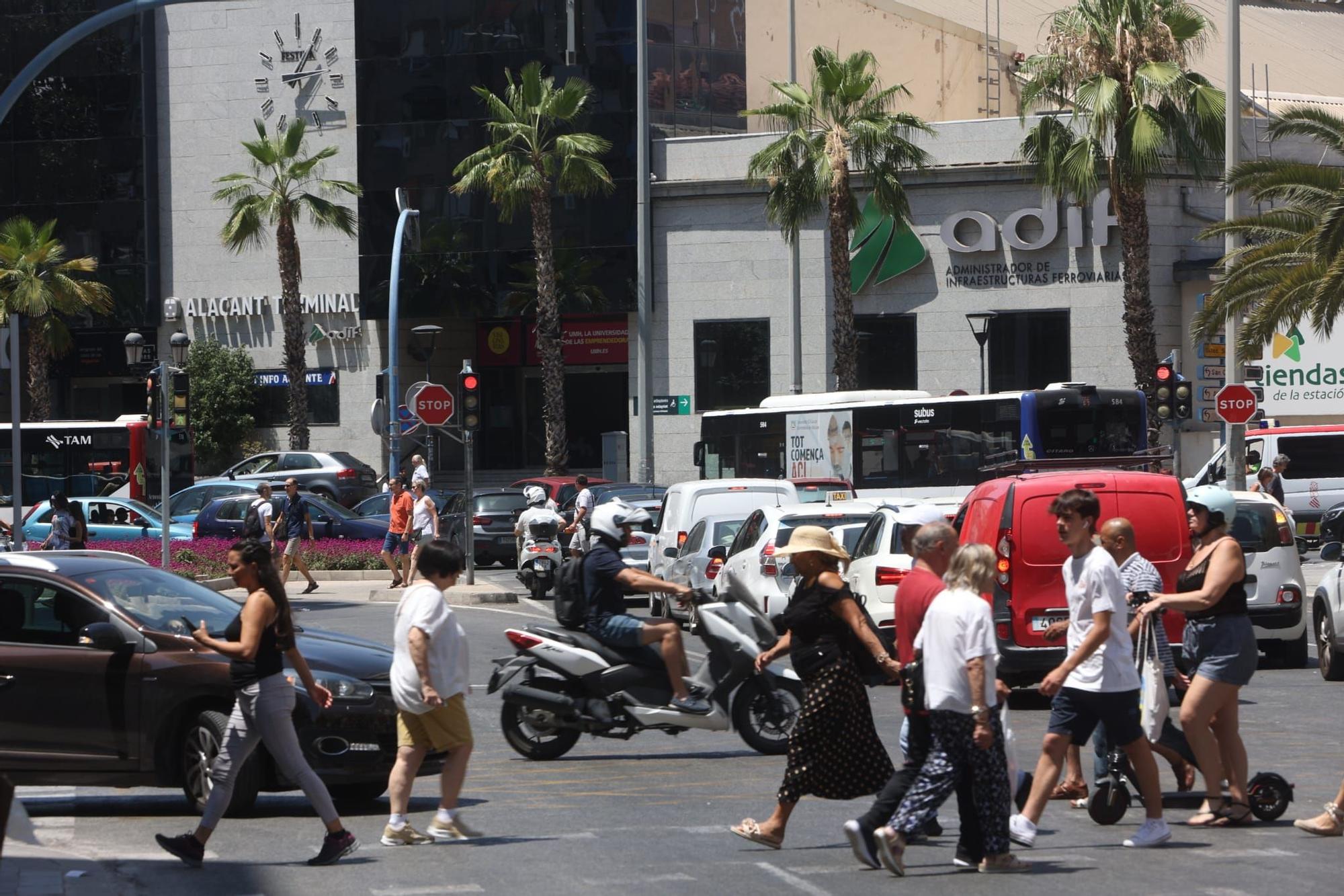 Continúa el colapso en Alicante: interminables atascos en las principales calles de la ciudad