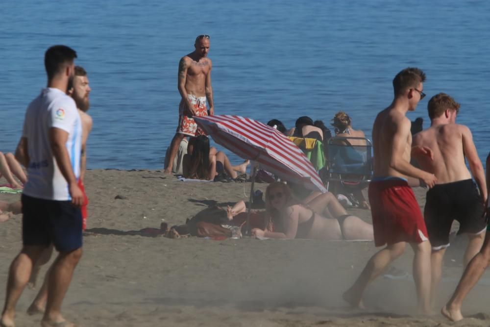 La subida de las temperaturas de los últimos días, que tendrá el sábado sus máximas, ha llevado a muchos malagueños a las playas de la capital