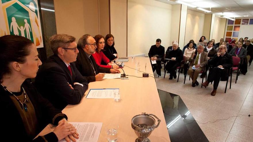 De izquierda a derecha, Esther Uriola, José Luis Besteiro, Jesús Sanz, Inmaculada Flórez e Inmaculada Fernández, durante la inauguración de la nueva sede del Centro de Orientación Familiar.