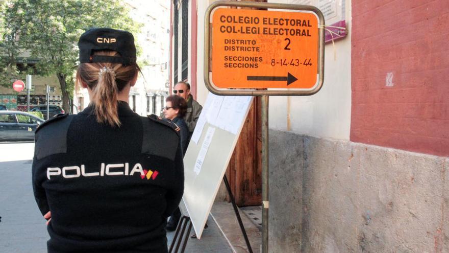 Una agente del CNP durante el dispositivo de seguridad electoral.