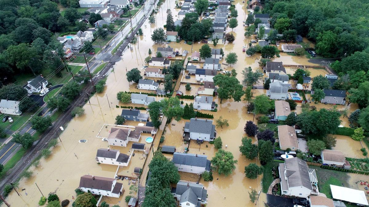 Henri deja a su paso inundaciones, miles sin luz y vuelos cancelados