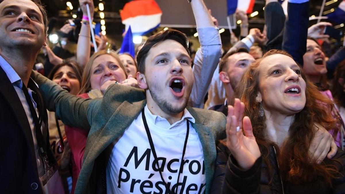 Seguidores de Macron celebran los resultados de la primera vuelta, en París, el 23 de abril.
