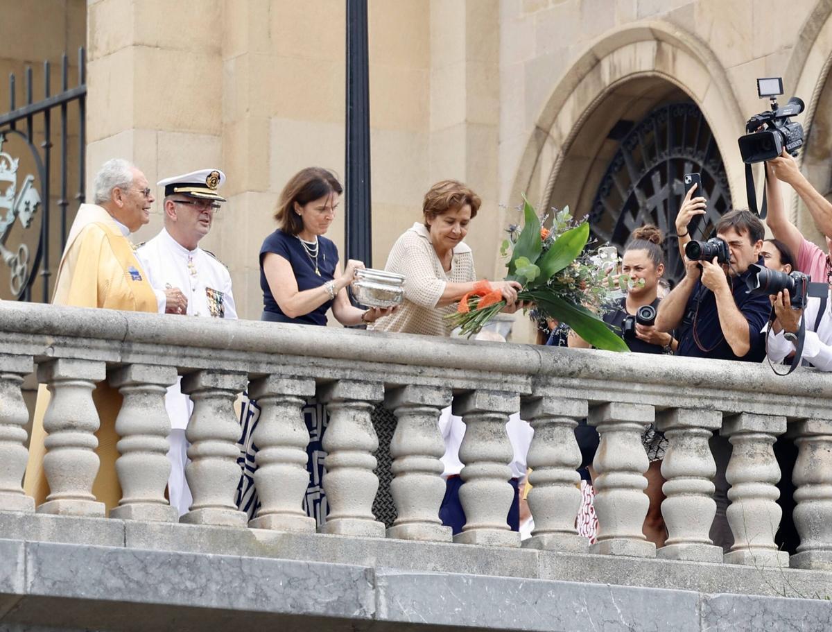 Alcaldesa, Carmen Moriyón, y el concejal de Relaciones Institucionales y Juventud, Jorge González-Palacios, asisten a la ofrenda floral a la Virgen del Carmen, patrona de La Armada.