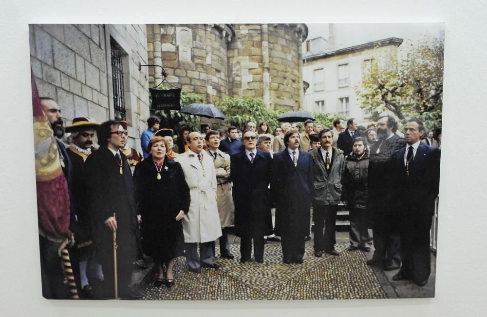 Ediles socialistas en la primera legislatura municipal, durante el cambio de denominación de la plaza de la Constitución. Fernando González Laxe, Pilar Valiño, Segundo Pardo, Roberto Luis Moskowich y Rafael Bare.