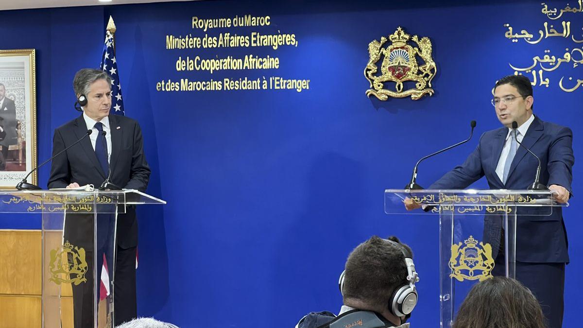 El ministro de Exteriores marroquí, Naser Burita (d), junto al secretario de Estado de EE.UU., Antony Blinken, ofrecen una rueda de prensa este martes en Rabat.