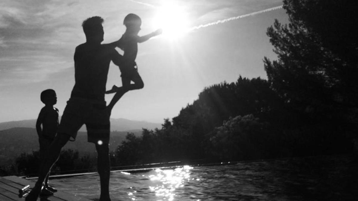 El novio de Ricky Martin capta una imagen familiar del cantante con sus hijos