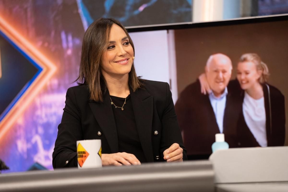 Tamara Falcó, con un blazer negro de Mango