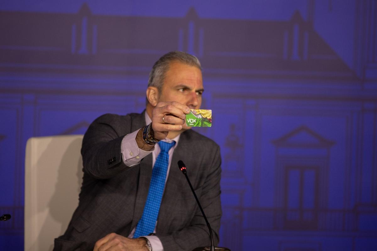Javier Ortega Smith enseña su carné de afiliado a Vox en la rueda de prensa previa al Pleno de Cibeles.