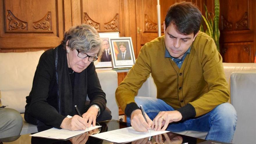 La signatura del conveni entre Marc Castells i Montserrat Roca