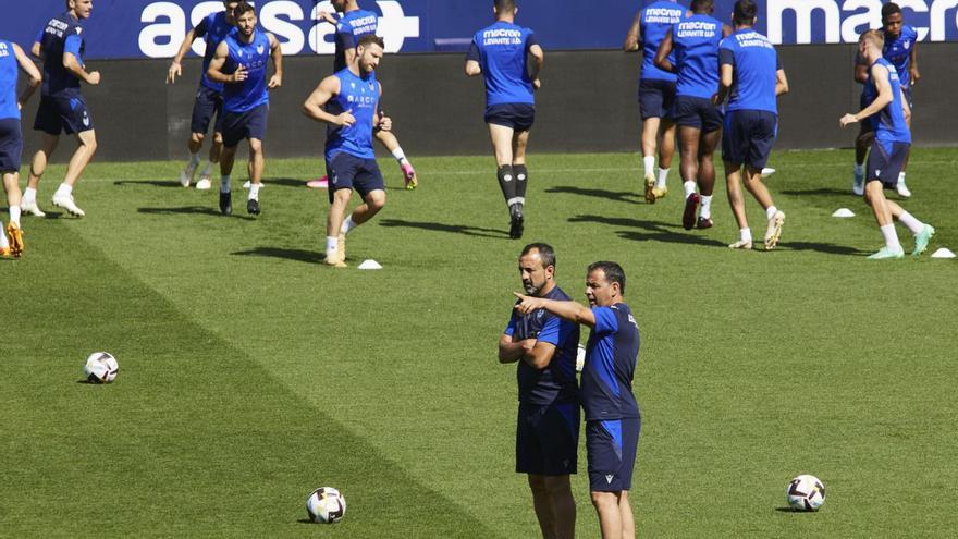 Javi Calleja conversa con Quique Álvarez, ayer, en el entrenamiento del Levante UD. | M.Á.MONTESINOS