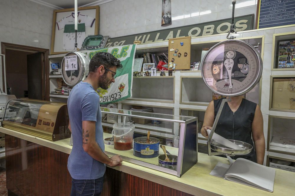 Cierra el Villalobos, mítico bar de Elche