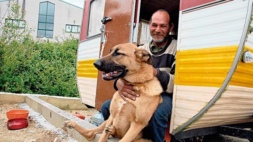 Orvich con su perro, que arañó la puerta asustado cuando comenzaron las llamas.