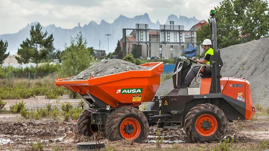 Un operari de la construcció fent treballs amb un dúmper AUSA